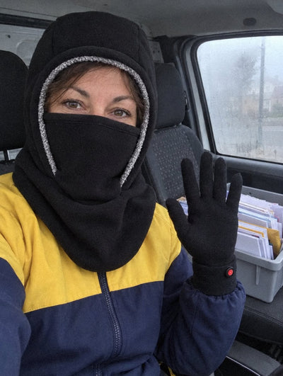 Factrice, mains et visage au chaud